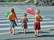 Научите ребенка переходить дорогу