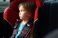 Ребенок в машине должен быть пристегнут